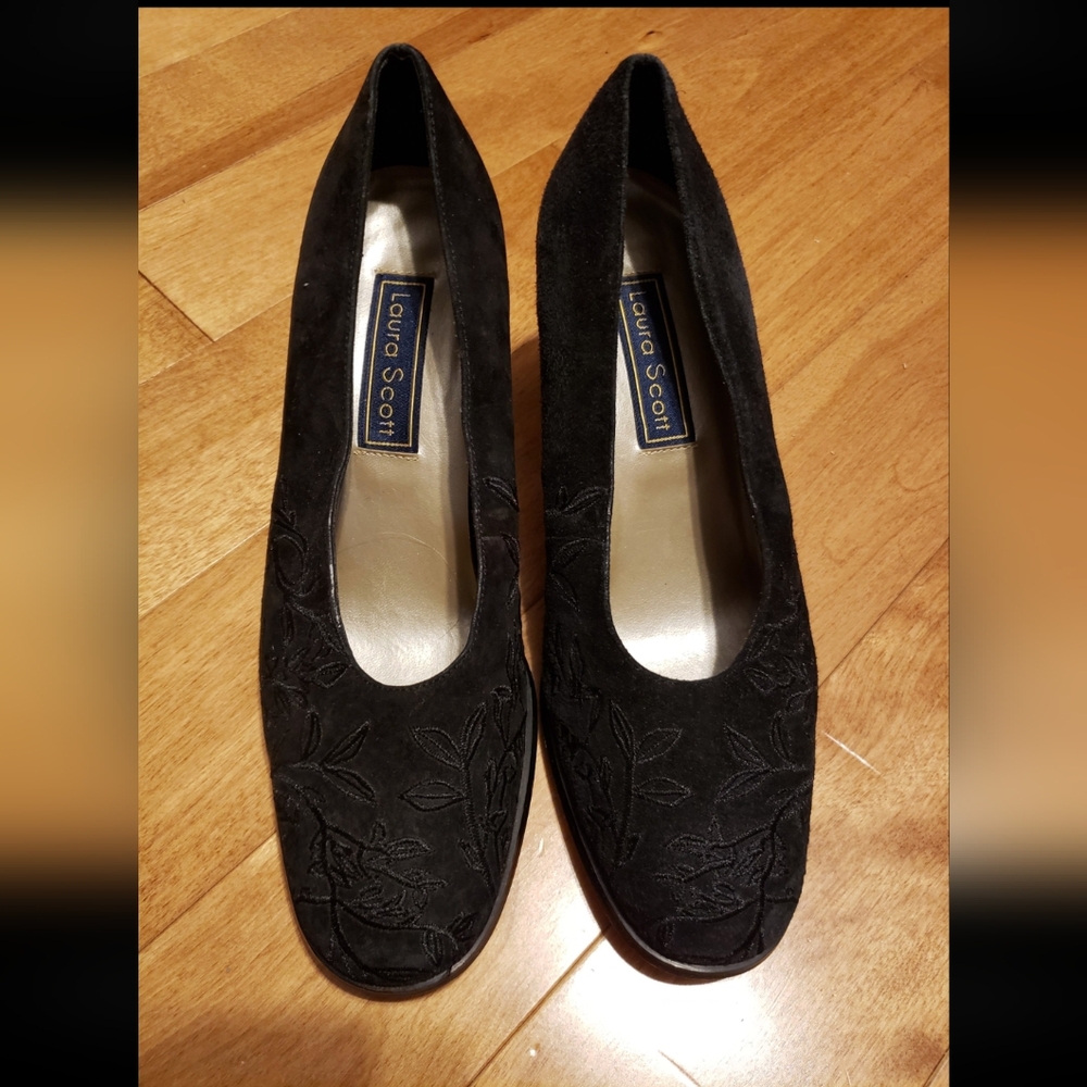Laura Scott Black embroidered Heels size 8.5